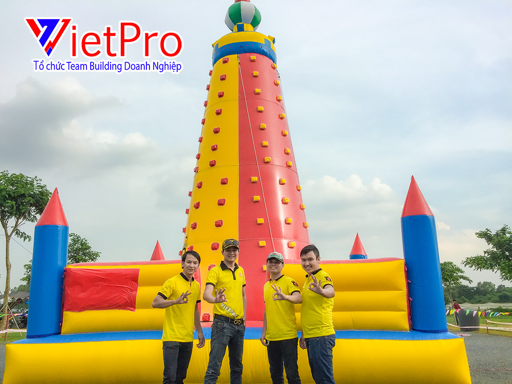 Team Building khác Vận động trường như thế nào?